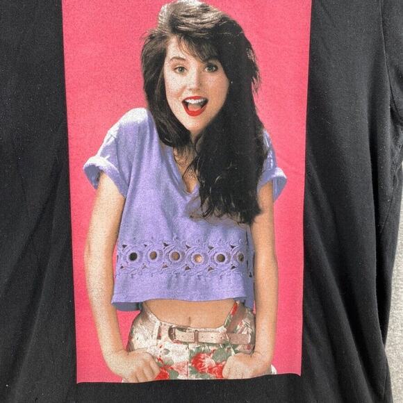 21 Men Tshirt Mens Medium Black Tee Saved By The Bell Kelly Kapowski - Picture 4 of 9